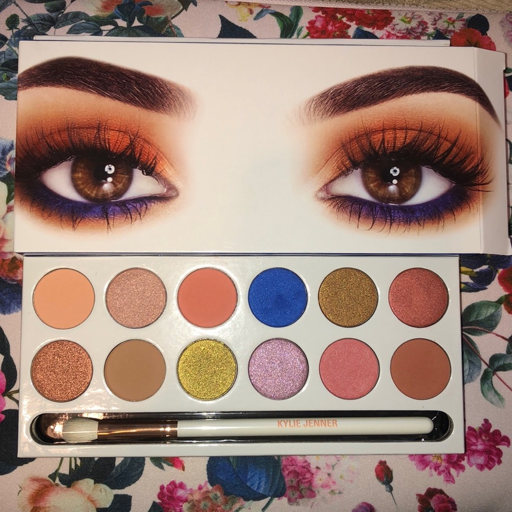 Kylie Jenner the royal peach palette